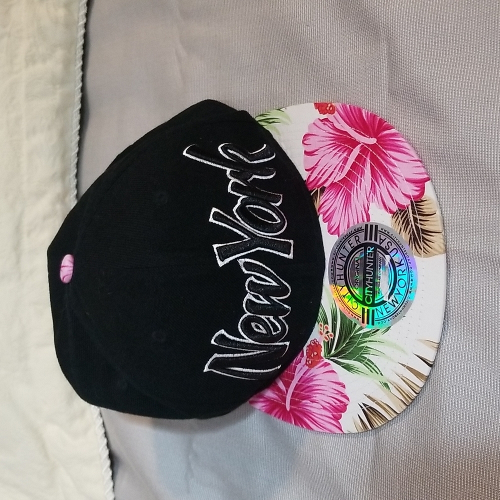 CITYHUNTER CAP "NEW YORK " ON IT BLACK WITH PINK FLORAL